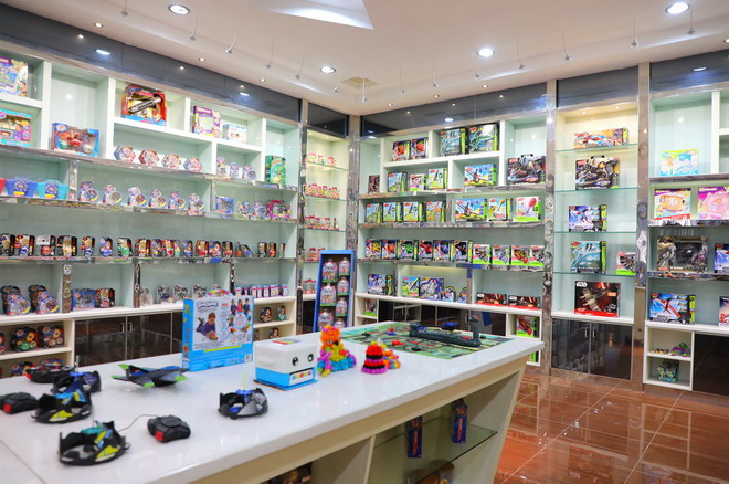 电商新潮涌起场景促消费，莞产智能玩具激活多元市场青睐增长——广州常平镇拓展精细营销与直播新场战演者发动画，“爆品孵化+选品‘莞文创速’会”、“‘能商强载资源’演包动画——东莞制造激发大湾区想象\u201d潮玩具频上新\n